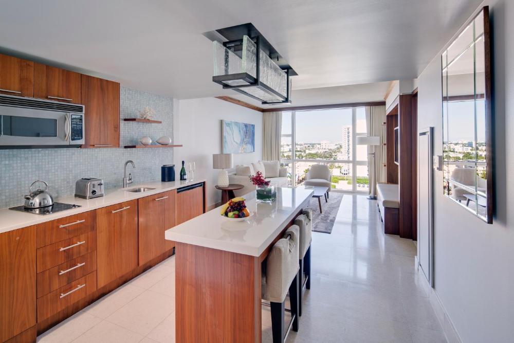 One-Bedroom Apartment Two Queen Beds with City View interior