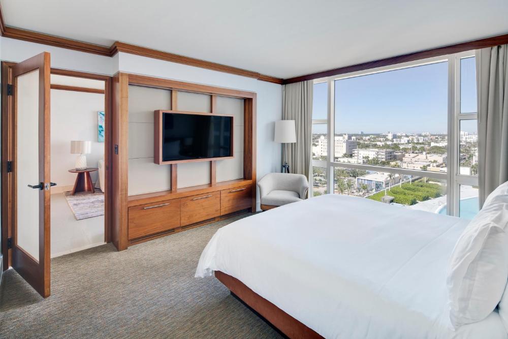  One-Bedroom Apartment King Bed with City View interior